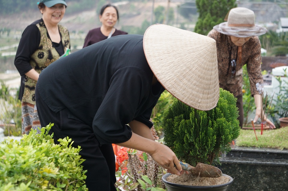 Người dân tấp nập tảo mộ dịp tết - 4 Người dân tấp nập tảo mộ dịp tết - 4