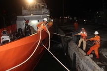 Nửa đêm vật lộn cứu tàu cá cùng 8 ngư dân 2 ngày bị thả trôi trên biển