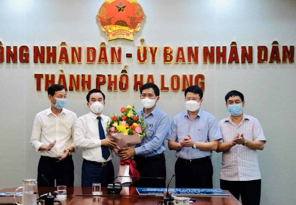 Tập đoàn Tuần Châu trao tặng TP Hạ Long 50.000 bộ Kit xét nghiệm Covid-19 - 1 Tập đoàn Tuần Châu trao tặng TP Hạ Long 50.000 bộ Kit xét nghiệm Covid-19 - 1