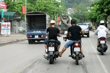 Mức phạt với hành vi đẩy xe máy trên đường