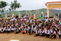 Xúc động hình ảnh học sinh ngồi bệt đón khai giảng tại bản nghèo nhất Đắk Nông