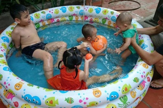 Bể phao được rất nhiều gia đình mua về cho trẻ tắm, bơi. Ảnh KT