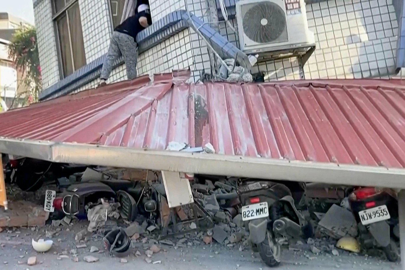 Một tòa nhà bị sập một phần ở Hoa Liên do động đất sáng 3/4 (Ảnh: TVBS).