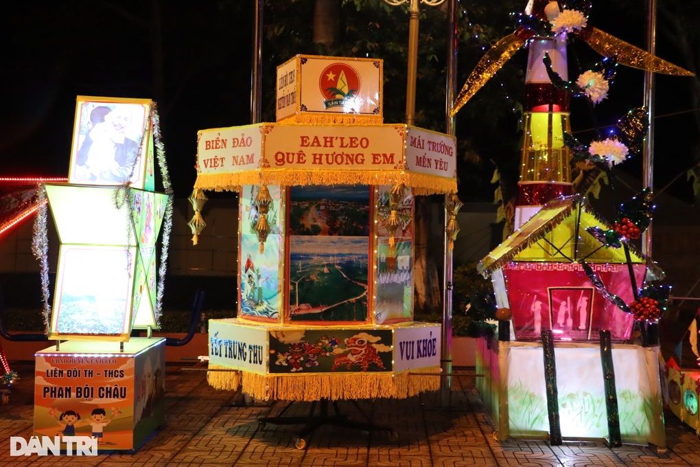 Phó Chủ tịch nước tặng quà Trung thu thiếu nhi Đắk Lắk - 3 Phó Chủ tịch nước tặng quà Trung thu thiếu nhi Đắk Lắk - 3