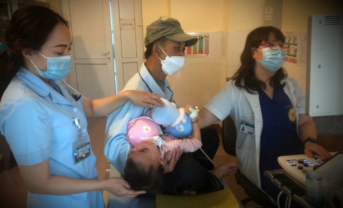 Bé gái 3 tuổi bị lợn cắn đứt lệ quản dưới mắt trái - 1