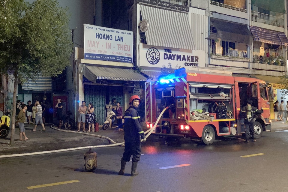 7 người mắc kẹt trong đám cháy ở Sài Gòn - 1 7 người mắc kẹt trong đám cháy ở Sài Gòn - 1