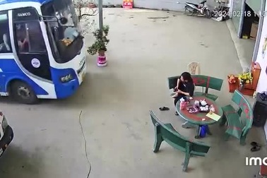 Tình huống thanh niên ngồi trong nhà vẫn suýt chết vì tai nạn giao thông