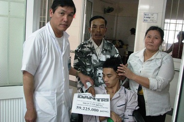 Trao gần 60 triệu đồng đến chàng trai bị liệt sau tai nạn giao thông