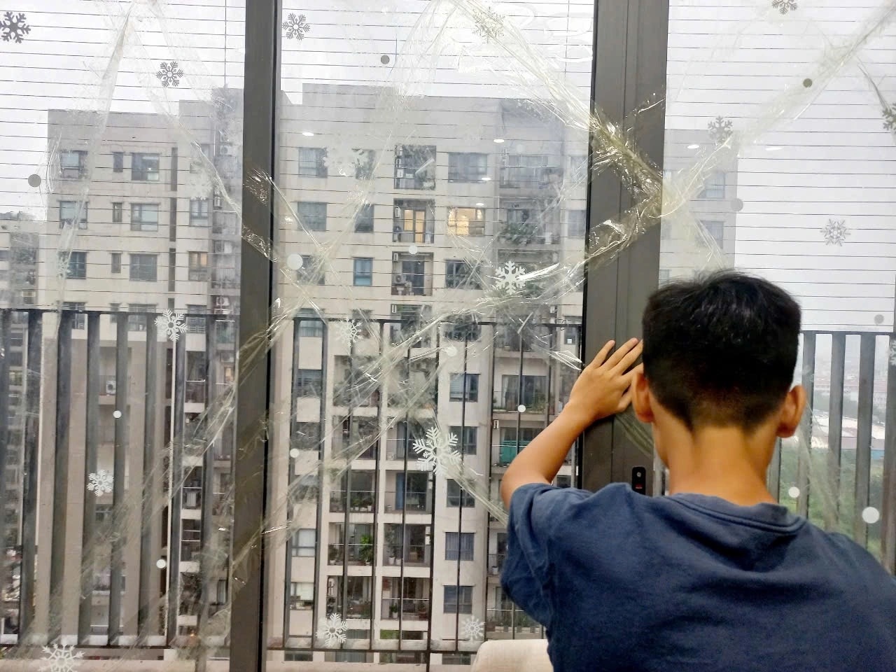 Bão số 3 đổ bộ: Dán băng dính lên cửa kính có thực sự hiệu quả? - 1