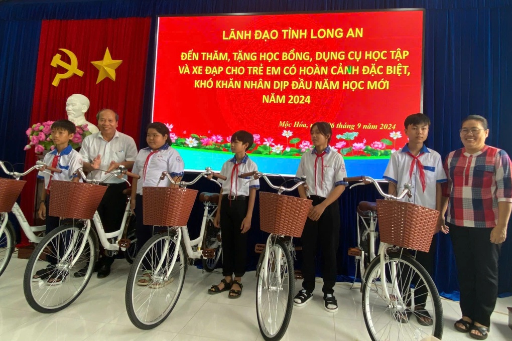 Học sinh đặc biệt khó khăn ở Long An vui mừng nhận quà năm học mới - 2 Học sinh đặc biệt khó khăn ở Long An vui mừng nhận quà năm học mới - 2