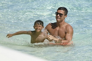 Ronaldo cùng con trai “quậy phá” ở Bahamas