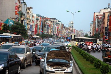 Hàng vạn người về nghỉ lễ, đường Hà Nội ùn tắc kéo dài