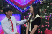 Vừa thành đôi, chàng trai 35 tuổi ôm hôn bạn gái thắm thiết trên sân khấu