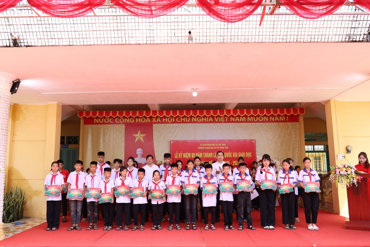Vietcombank trao 8.000 suất học bổng “Cùng em tiến bước” cho học sinh nghèo vượt khó - 4