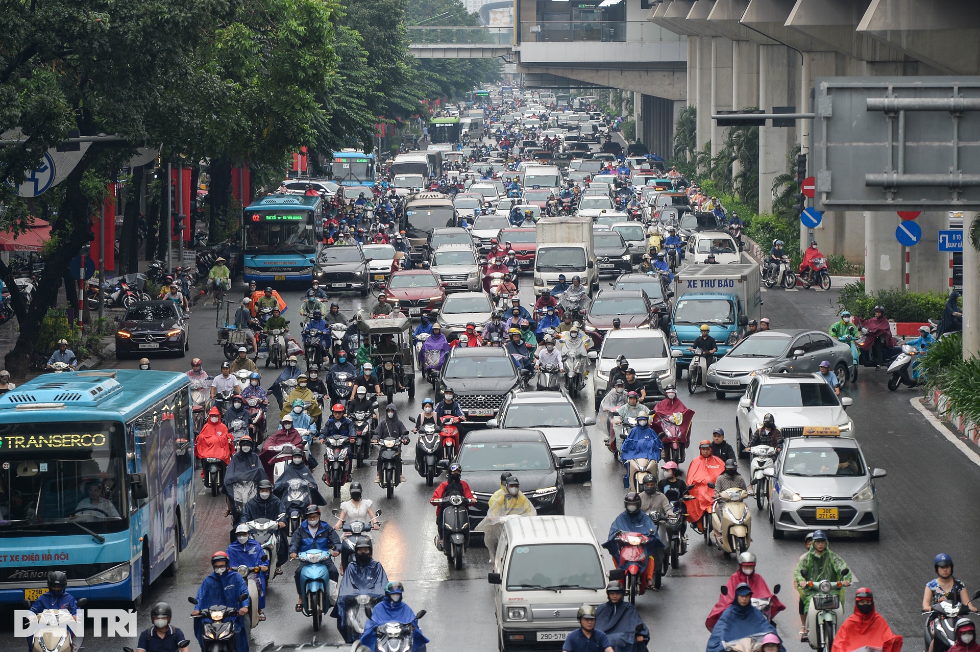 Hà Nội ùn tắc nhiều tuyến phố buổi sáng đầu tuần - 1 Hà Nội ùn tắc nhiều tuyến phố buổi sáng đầu tuần - 1