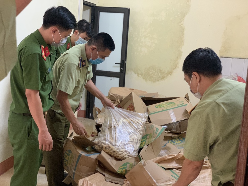 Tiêu hủy 1,2 tấn chân gà nhập lậu, phạt chủ hàng 20 triệu đồng - 2 Tiêu hủy 1,2 tấn chân gà nhập lậu, phạt chủ hàng 20 triệu đồng - 2