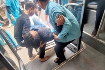 Thấy người gặp nạn trên đường, tài xế xe buýt có hành động ấm lòng cuối năm