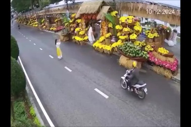 Cô gái đứng giữa đường chụp ảnh bị xe máy tông trúng