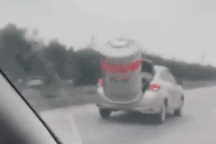 Toyota Vios "cõng" cả téc nước phía sau vẫn chạy băng băng trên cao tốc