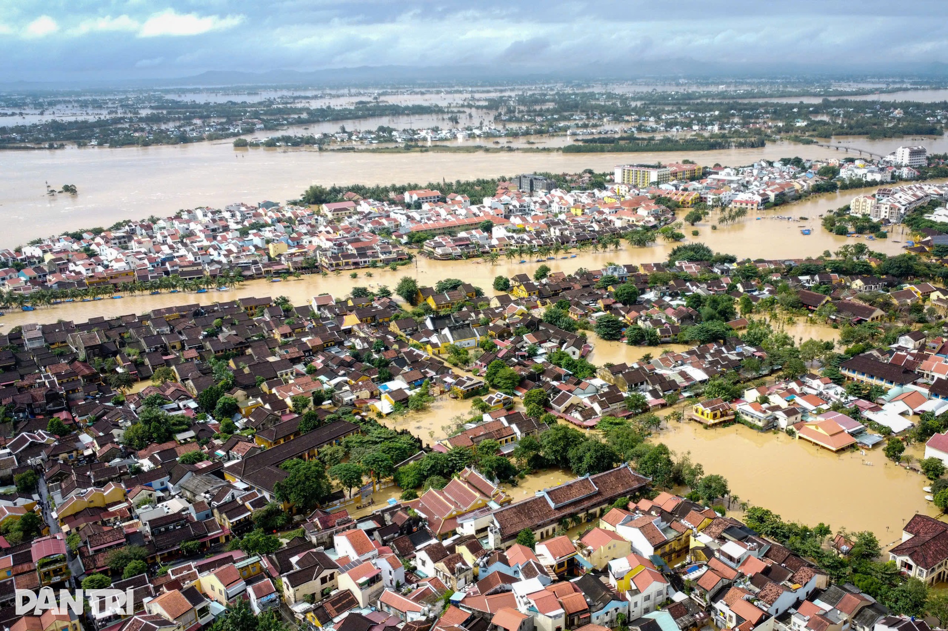 Toàn cảnh Hội An chìm trong cơn lụt lịch sử - 3 Toàn cảnh Hội An chìm trong cơn lụt lịch sử - 3