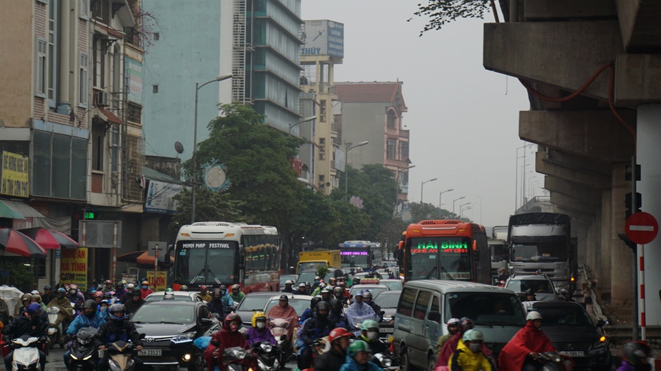 Người dân đổ về quê, cửa ngõ phía Nam Hà Nội ùn tắc sáng 28 Tết - 7 Người dân đổ về quê, cửa ngõ phía Nam Hà Nội ùn tắc sáng 28 Tết - 7