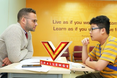 Giới trẻ tự tin “bắn” tiếng Anh tại cuộc thi V-Challenge