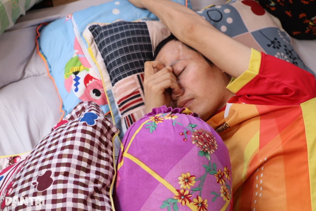 Trao hơn 100 triệu đồng giúp cụ bà nghèo khổ chữa bệnh cho con - 2 Trao hơn 100 triệu đồng giúp cụ bà nghèo khổ chữa bệnh cho con - 2