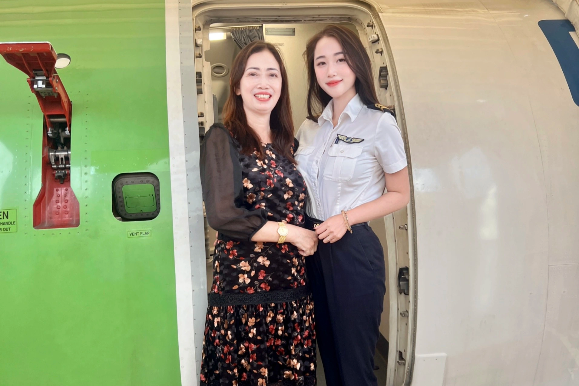 Nữ cơ phó 24 tuổi xinh đẹp, thành công chinh phục máy bay phản lực Embraer - 7