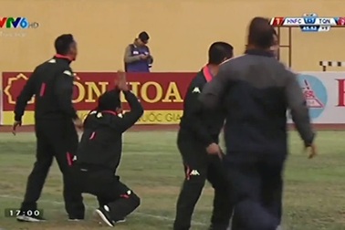 Vái lạy trọng tài, trợ lý CLB Hà Nội FC bị đình chỉ nhiệm vụ 4 trận