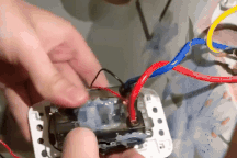 Cô gái kể phút "chết lặng" phát hiện camera quay lén trong ổ điện phòng trọ