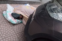 Cụ bà lang thang ngủ trước đầu ô tô và phản ứng bất ngờ của chủ xe ở Hà Nội