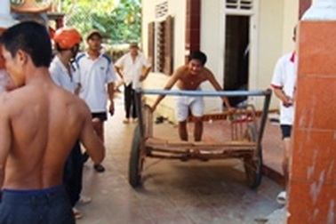 “Chủ hụi” bỏ trốn, hàng chục tiểu thương đến nhà xiết nợ