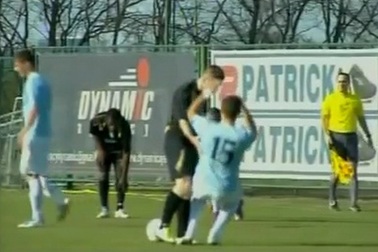 Cầu thủ lĩnh thẻ đỏ vì học tập... "thiết đầu công" của Zidane