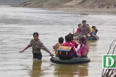Học sinh Quảng Trị ngồi trên săm vượt sông sâu đến trường