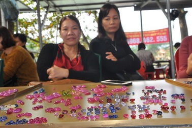 Tròn mắt ngắm những viên đá tiền tỷ tại phiên chợ tạm ở Yên Bái