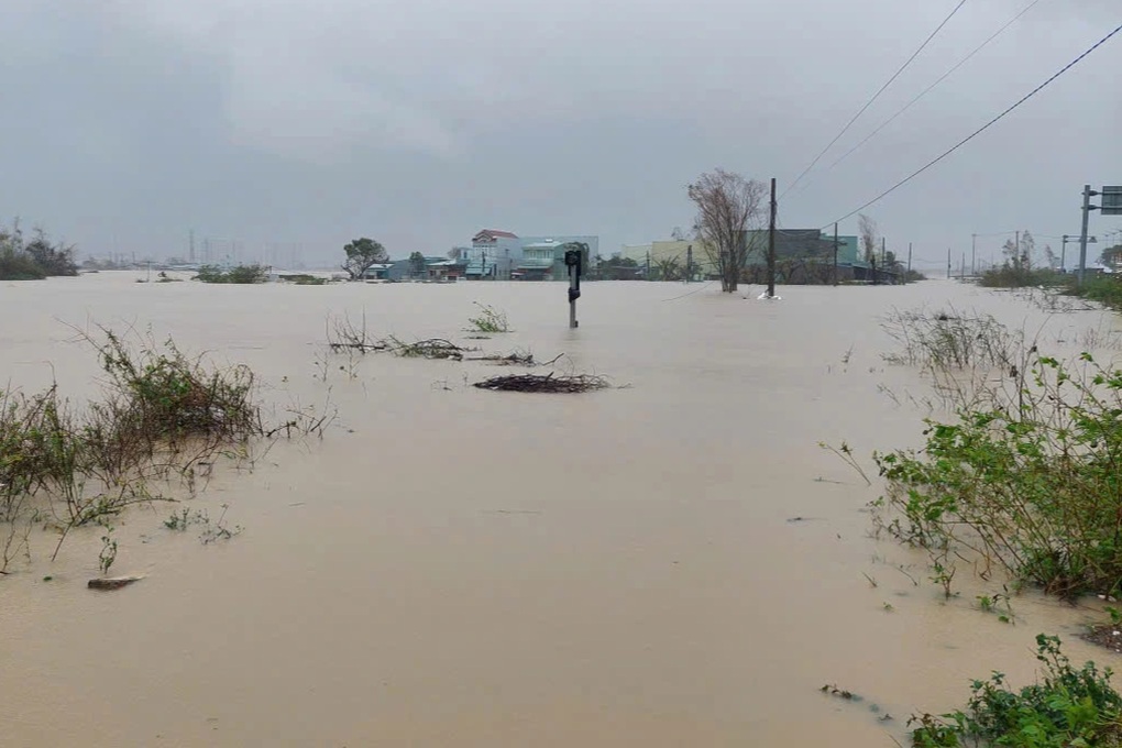 Vỡ đê sông Luật Lễ trong đêm, nhiều khu dân cư ở Gia Lai bị ngập - 2