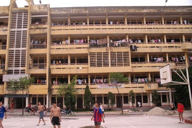 KTX sinh viên: Khó mà “chen chân”!