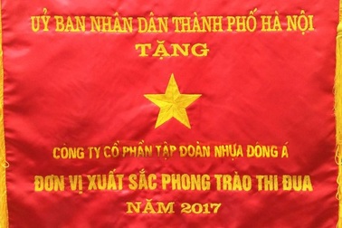 Tập đoàn Nhựa Đông Á vinh dự đón nhận Cờ thi đua toàn diện của UBND Thành phố Hà Nội năm 2017