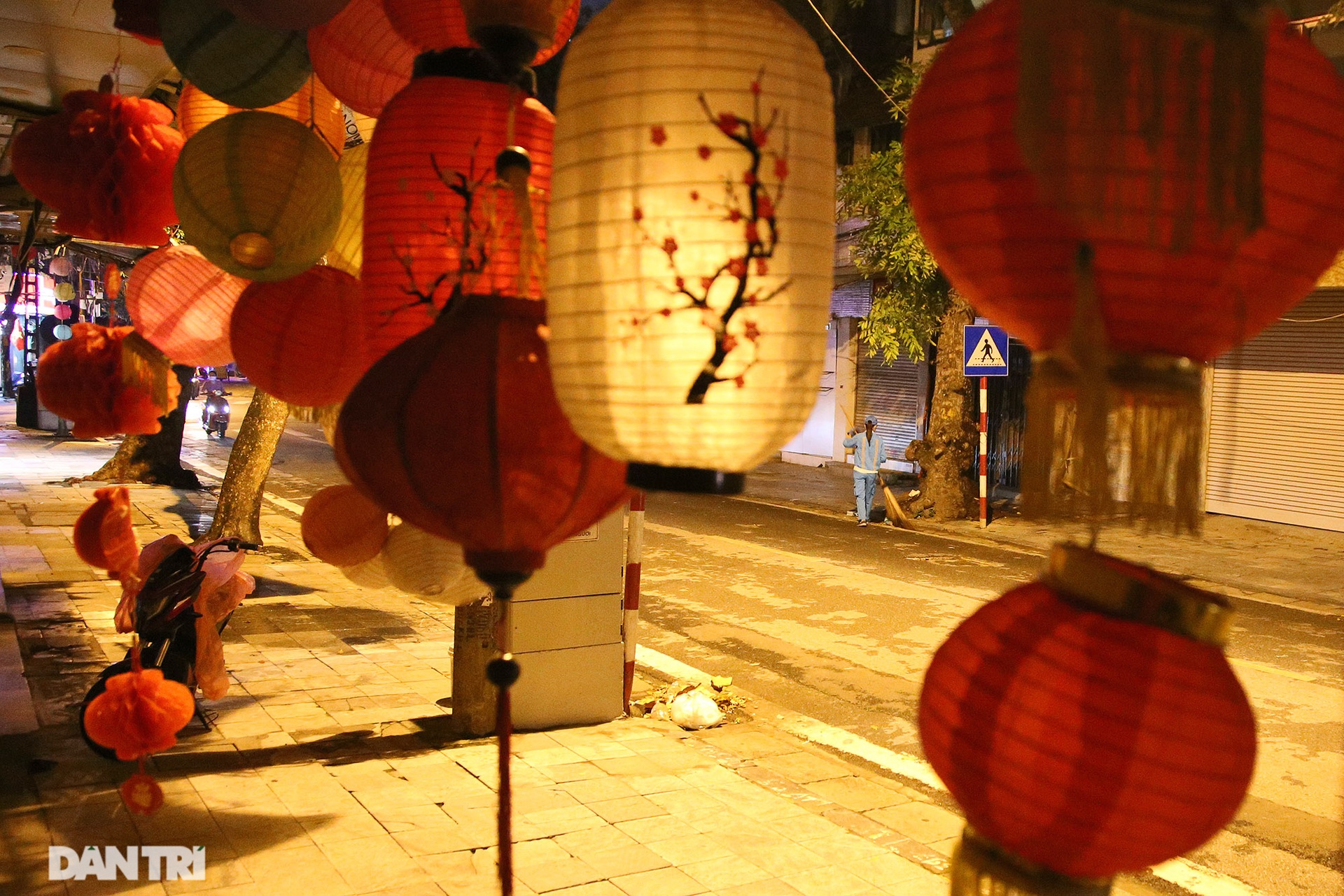Chợ trung thu phố cổ Hà Nội vắng lặng chưa từng có - 9 Chợ trung thu phố cổ Hà Nội vắng lặng chưa từng có - 9