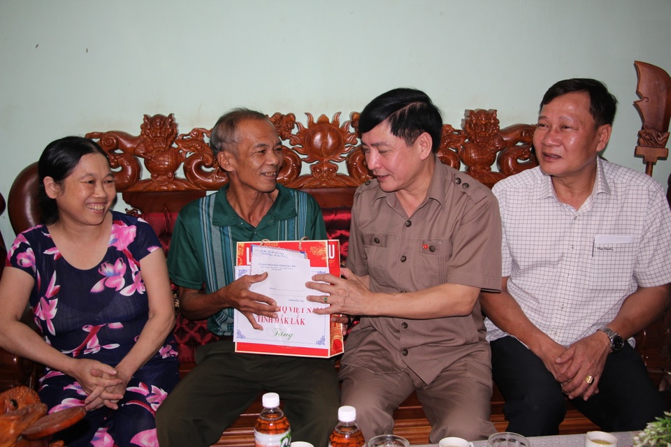 Bí thư Tỉnh ủy Đắk Lắk thăm, tặng quà cho người có công với cách mạng - 2 Bí thư Tỉnh ủy Đắk Lắk thăm, tặng quà cho người có công với cách mạng - 2