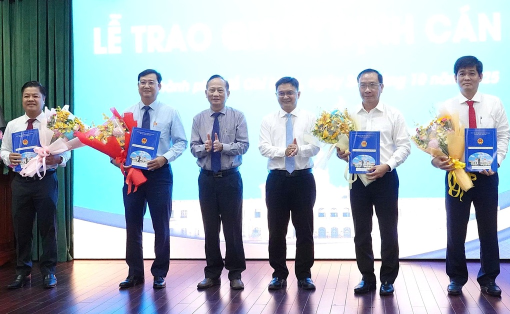 Phường Vũng Tàu và 2 xã của TPHCM có chủ tịch mới - 2 Phường Vũng Tàu và 2 xã của TPHCM có chủ tịch mới - 2