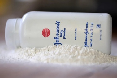 J&J đề nghị chi 5,5 tỷ USD để dàn xếp các vụ kiện phấn rôm gây ung thư