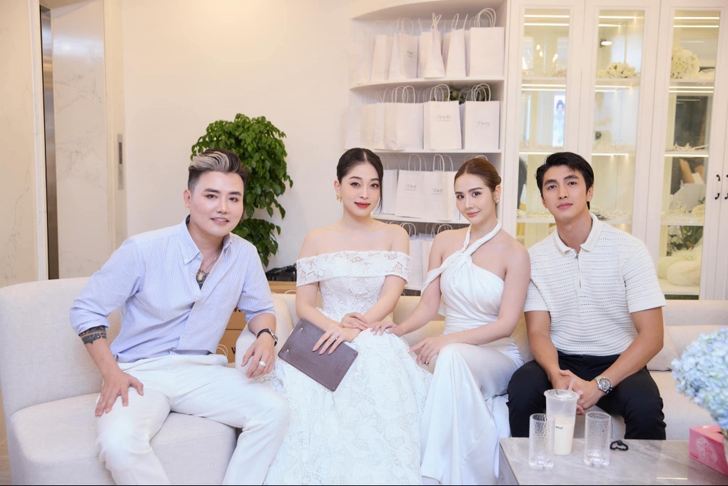 Huyền Lizzie gây chú ý với vóc dáng mảnh mai tại sự kiện của John Kim - 8 Huyền Lizzie gây chú ý với vóc dáng mảnh mai tại sự kiện của John Kim - 8