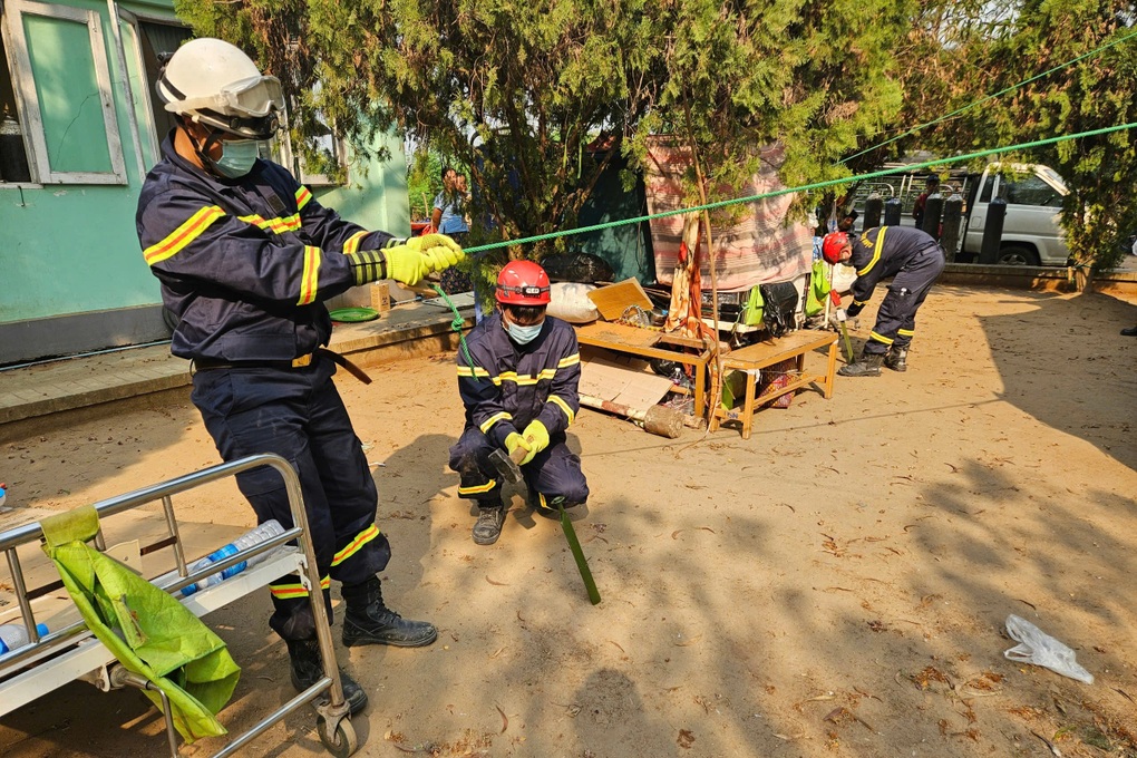 Đoàn cứu hộ Việt Nam hỗ trợ thiết bị y tế cho các bệnh nhân tại Myanmar - 2 Đoàn cứu hộ Việt Nam hỗ trợ thiết bị y tế cho các bệnh nhân tại Myanmar - 2