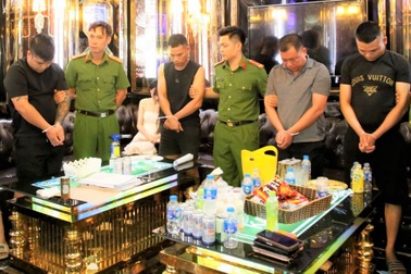 Bắt quả tang 51 thanh niên phê ma túy trong quán karaoke