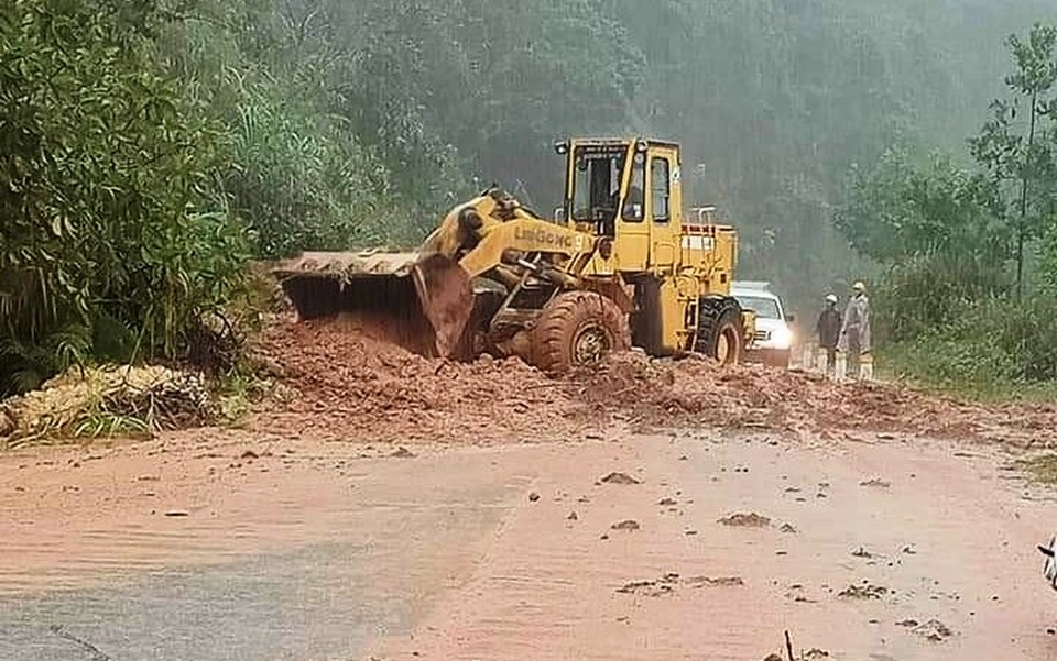 Vụ lũ cuốn phăng cả cây cầu: Nối giao thông vào vùng bị cô lập - 1 Vụ lũ cuốn phăng cả cây cầu: Nối giao thông vào vùng bị cô lập - 1