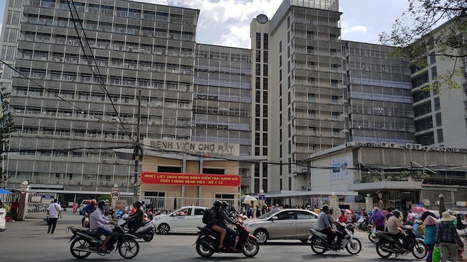 Bệnh viện Chợ Rẫy xin phép không đón tiếp các đoàn khách đến chúc mừng cũng như không nhận hoa, quà tặng nhân ngày Thầy thuốc Việt Nam.