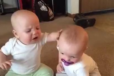 Cuộc chiến tranh giành núm ti giả của cặp đôi song sinh