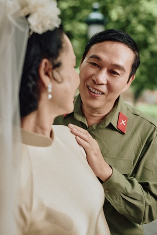 NSND Lan Hương xúc động tái hiện ảnh cưới: "Anh Kỷ tự tay bó hoa cho tôi" - 5