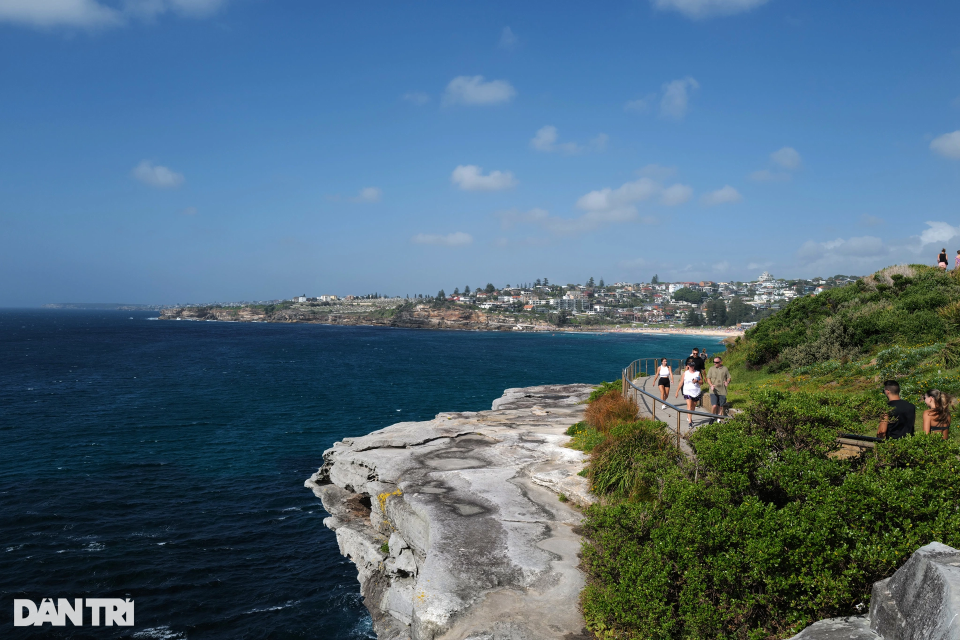 Tận hưởng bãi biển Bondi đẹp nhất nhì nước Úc khi ghé thăm Sydney - 23